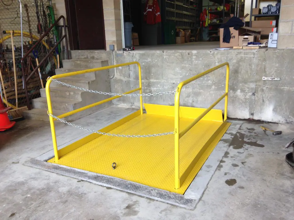 Elevating dock dock lift