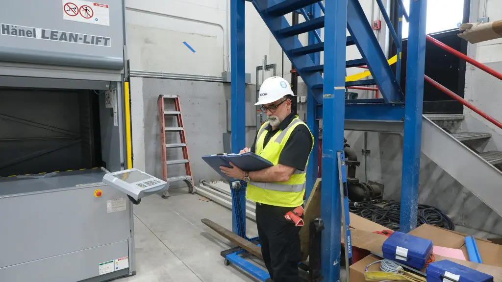Picture of BODE project manager with clipboard