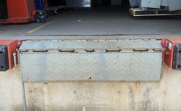 edge-of-dock leveler